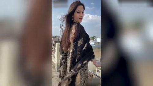 女网红爆料唱歌视频播放,火爆视频背后的歌唱实力大揭秘 第1张 女网红爆料唱歌视频播放,火爆视频背后的歌唱实力大揭秘 第1张